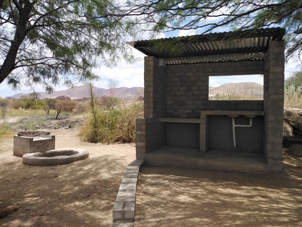 Achab Camping Camp Site Usakos ภายนอก รูปภาพ